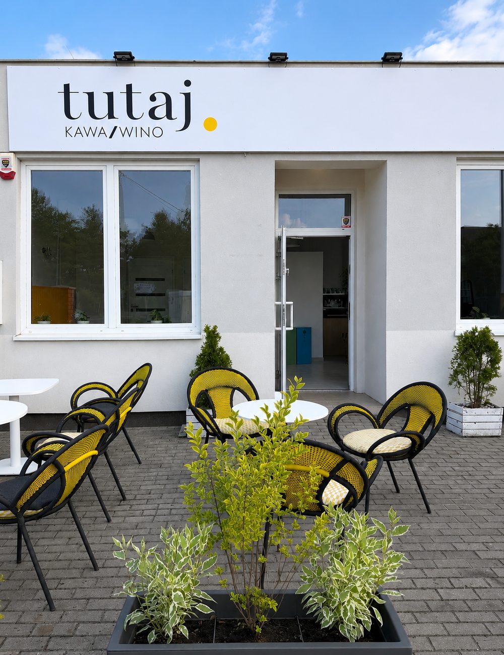 tutaj. kawa / wino — wejście i ogródek